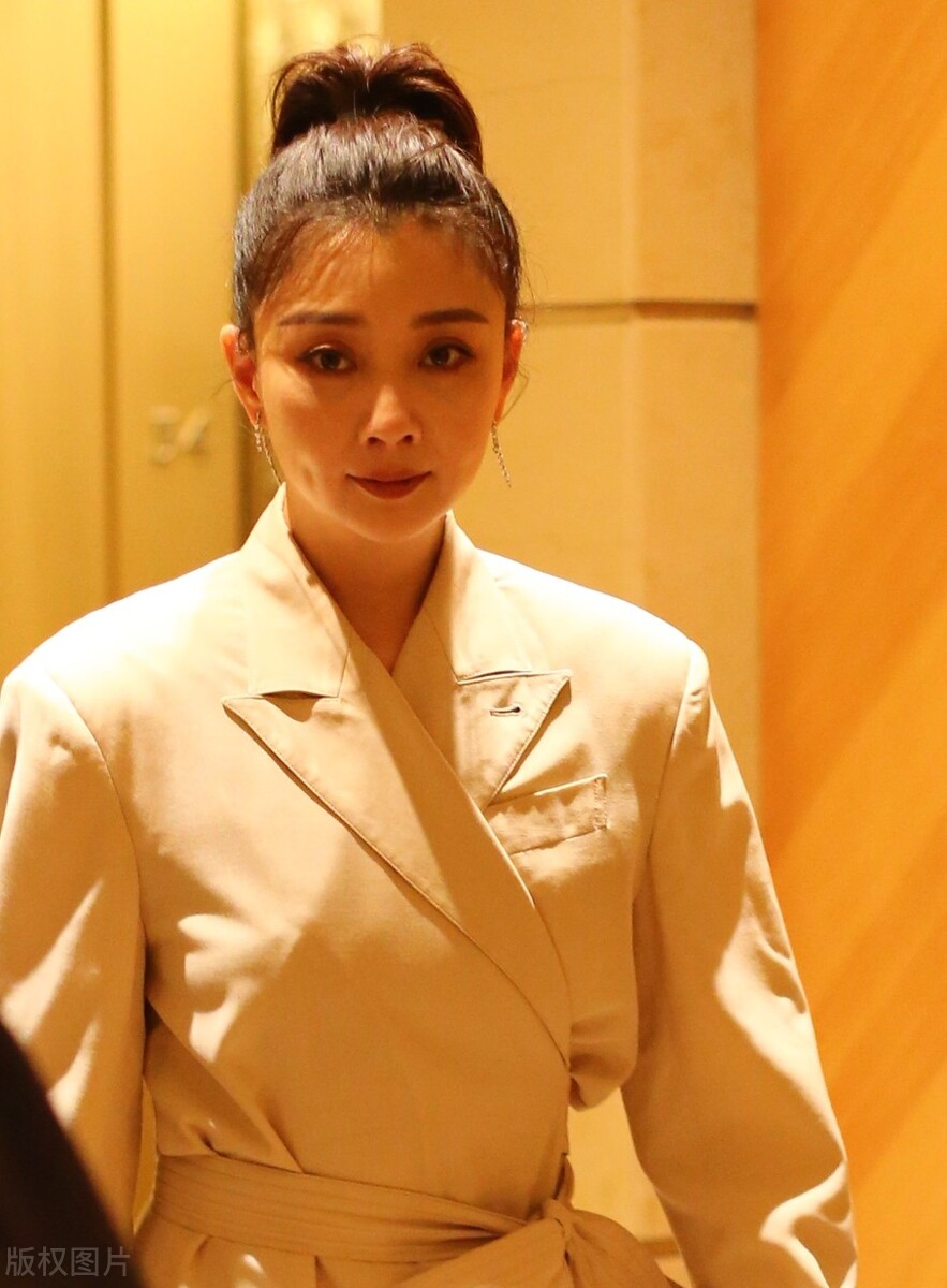 不过,殷桃的魅力又岂会止步于此,很快,他与邓超的之间的关系,便成为了