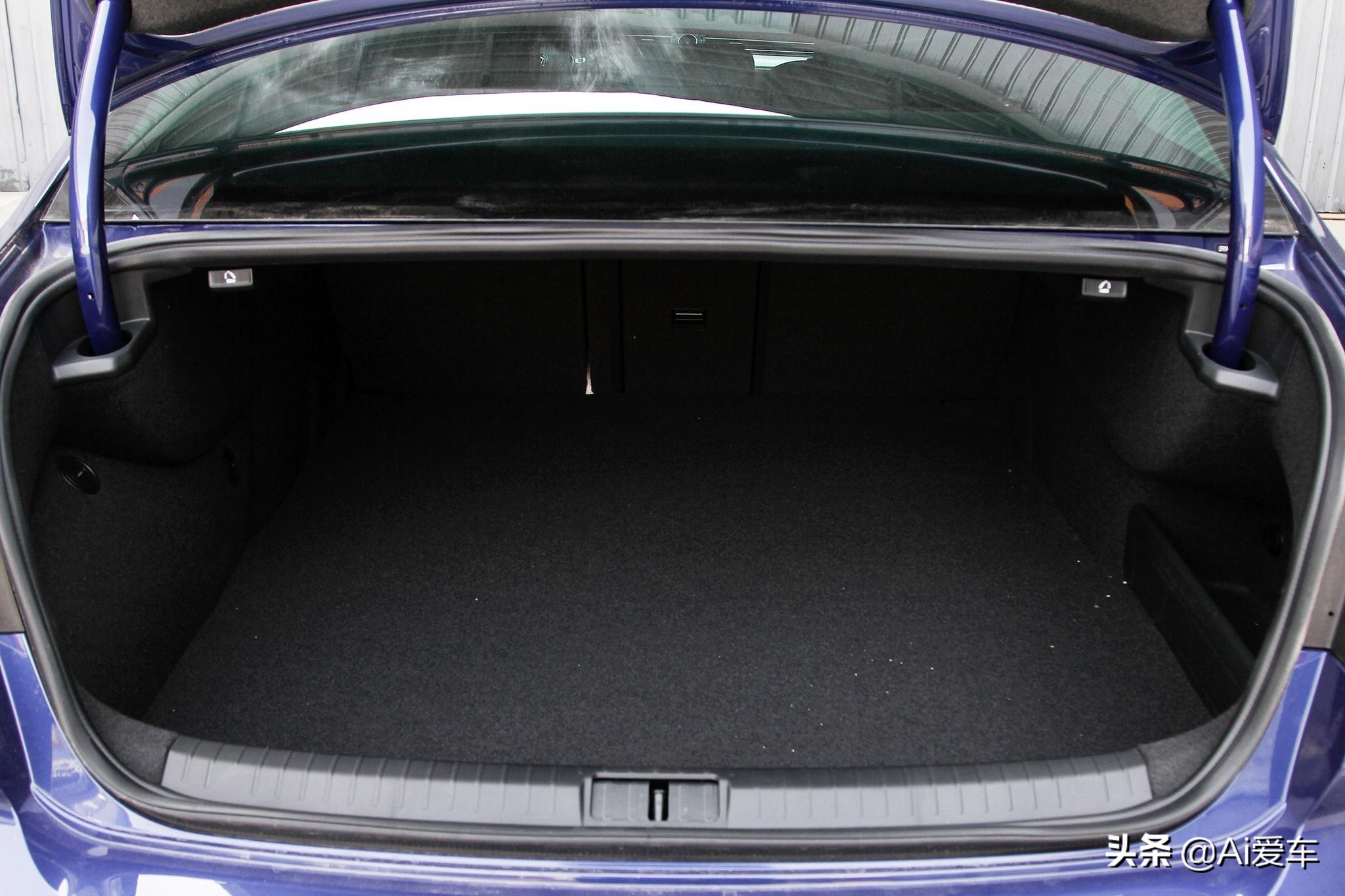 自动挡油耗1.8L,合资中型家轿标杆，便宜销量大，实拍大众迈腾GTE