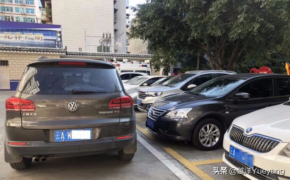 车被堵了，找不到挪车电话？教你这几招，轻松解决