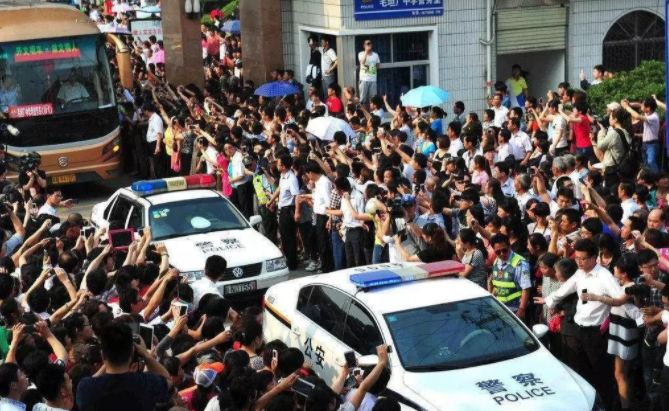 毛坦厂中学录取结果出炉，985院校凤毛麟角，却不负高考工厂之名