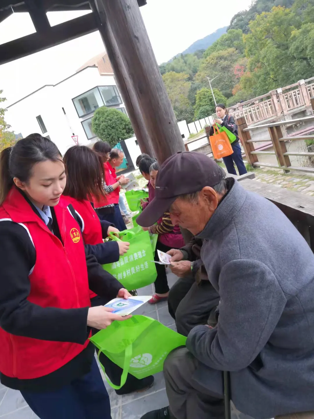 消费宣传走进九峰村