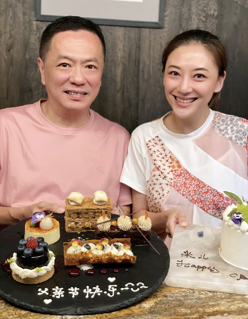 港媒曝陈小春应采儿花百万改名催运，现夫妻同姓，春哥身家超5亿