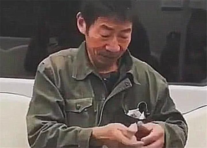 女孩考上普通高校，向父亲索要5000元生活费，父亲的回应让人心酸