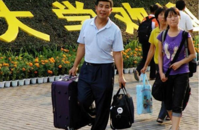 国内大学生每月“生活费”情况，1200元学生不敢出去，差别有点大