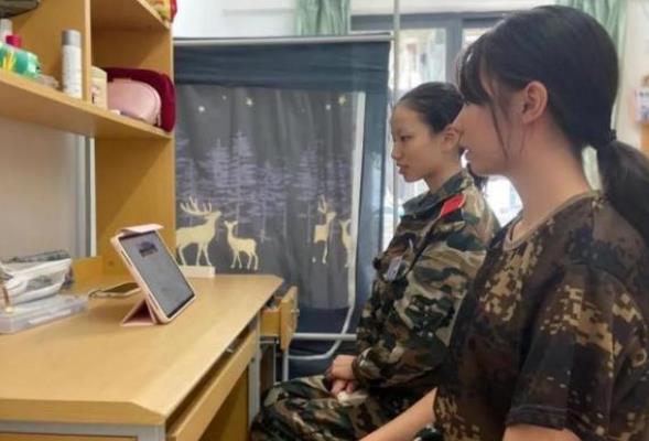 厦门大学特别的开学典礼，矿泉水瓶子代替新生，网友表示太会玩了