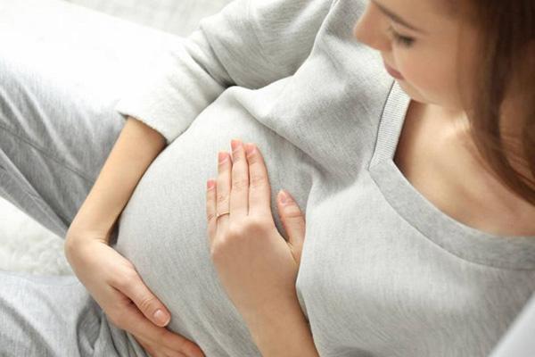 缺氧会导致胎儿窒息，孕妇身体释放出4种信号，暗示胎儿缺氧了