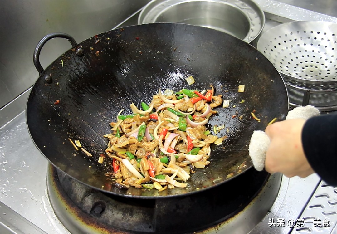 香菇小炒肉怎么做才好吃，大厨教分享技巧，香菇滑嫩，肉片不油腻