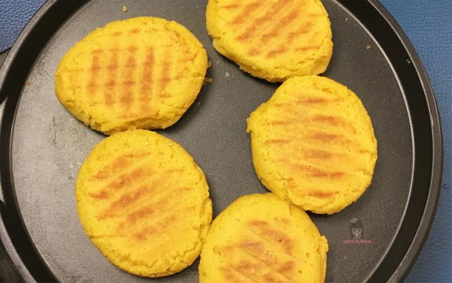 玉米面饼子怎么做（教你做外壳焦脆的正宗玉米面贴饼子）