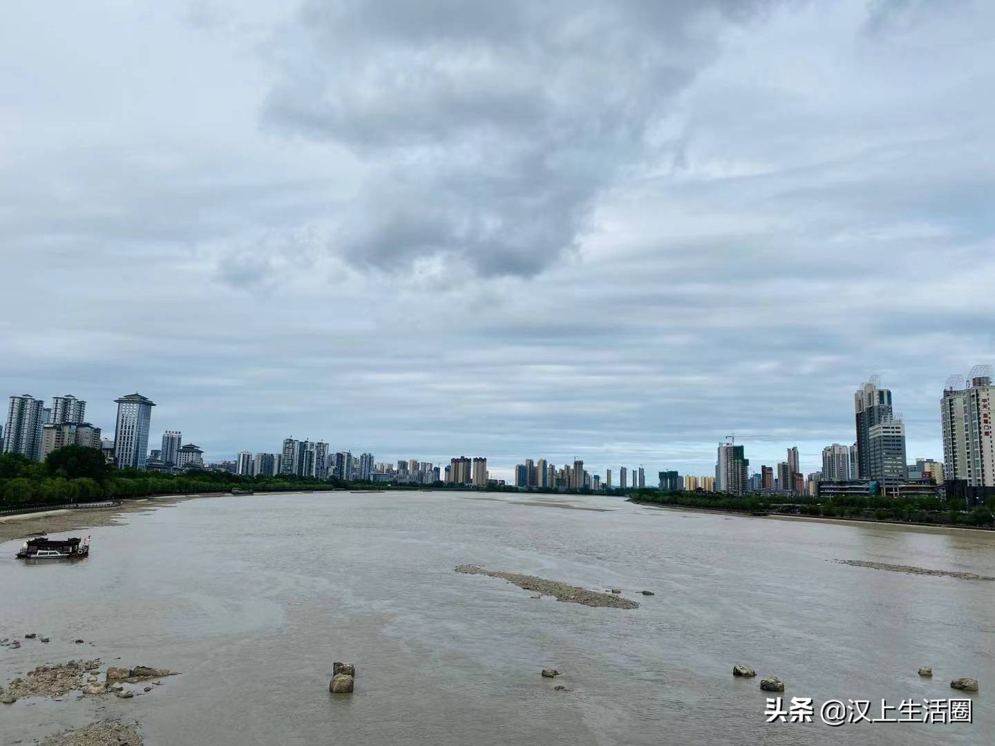 我骑在车上看风景，路边的人在看我，我挥一挥手，不带走一丝云彩