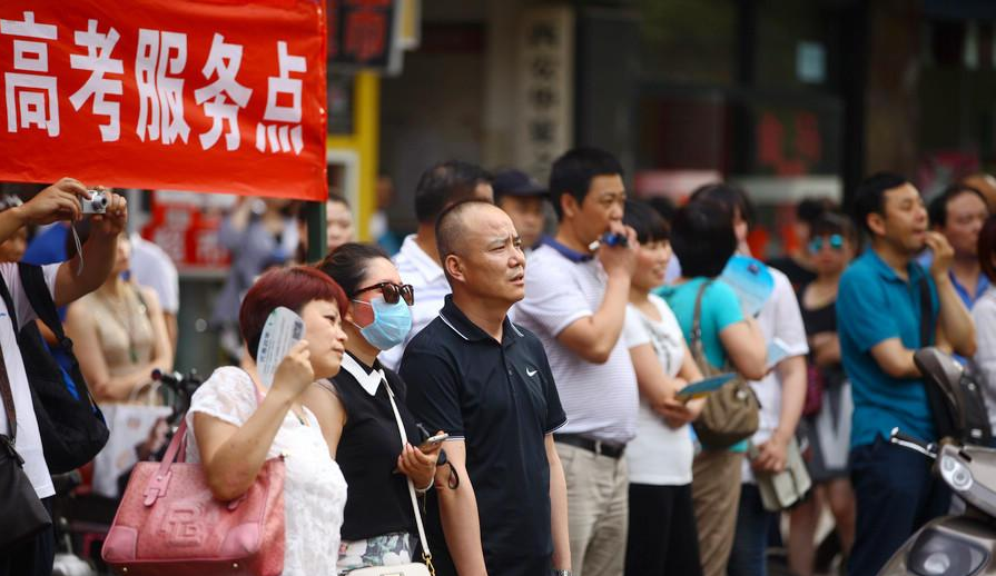 高考为何规定使用2B铅笔，看看扫描到电脑中的试卷，你就明白了