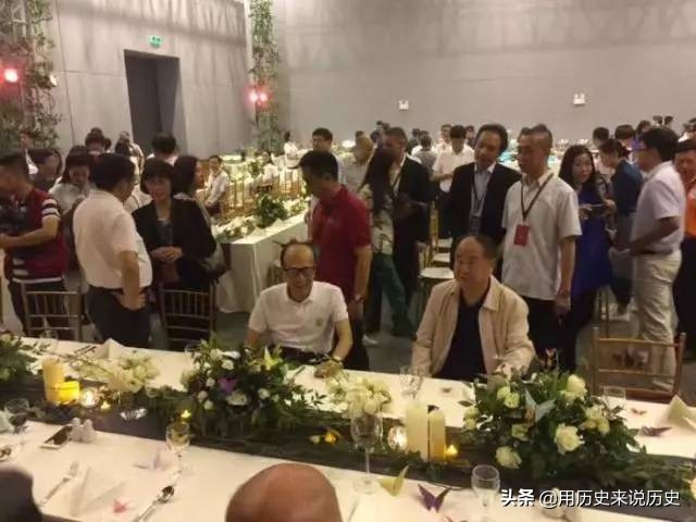 莫言浏览哈佛时写了首诗，3年后在讲台念出来，逗乐同台的李嘉诚