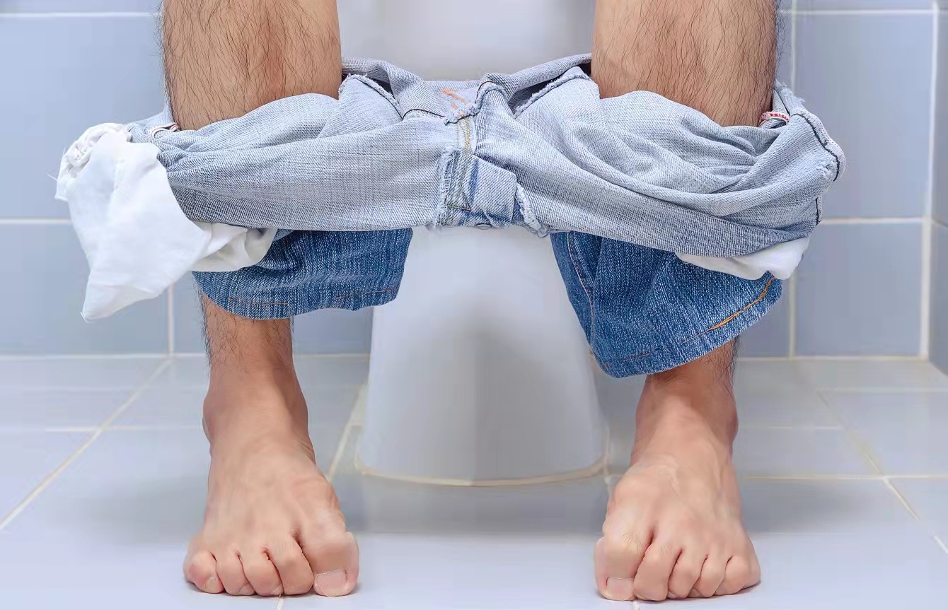 英国医生建议：上厕所最好不要超过10分钟，如果你想避免手术的话