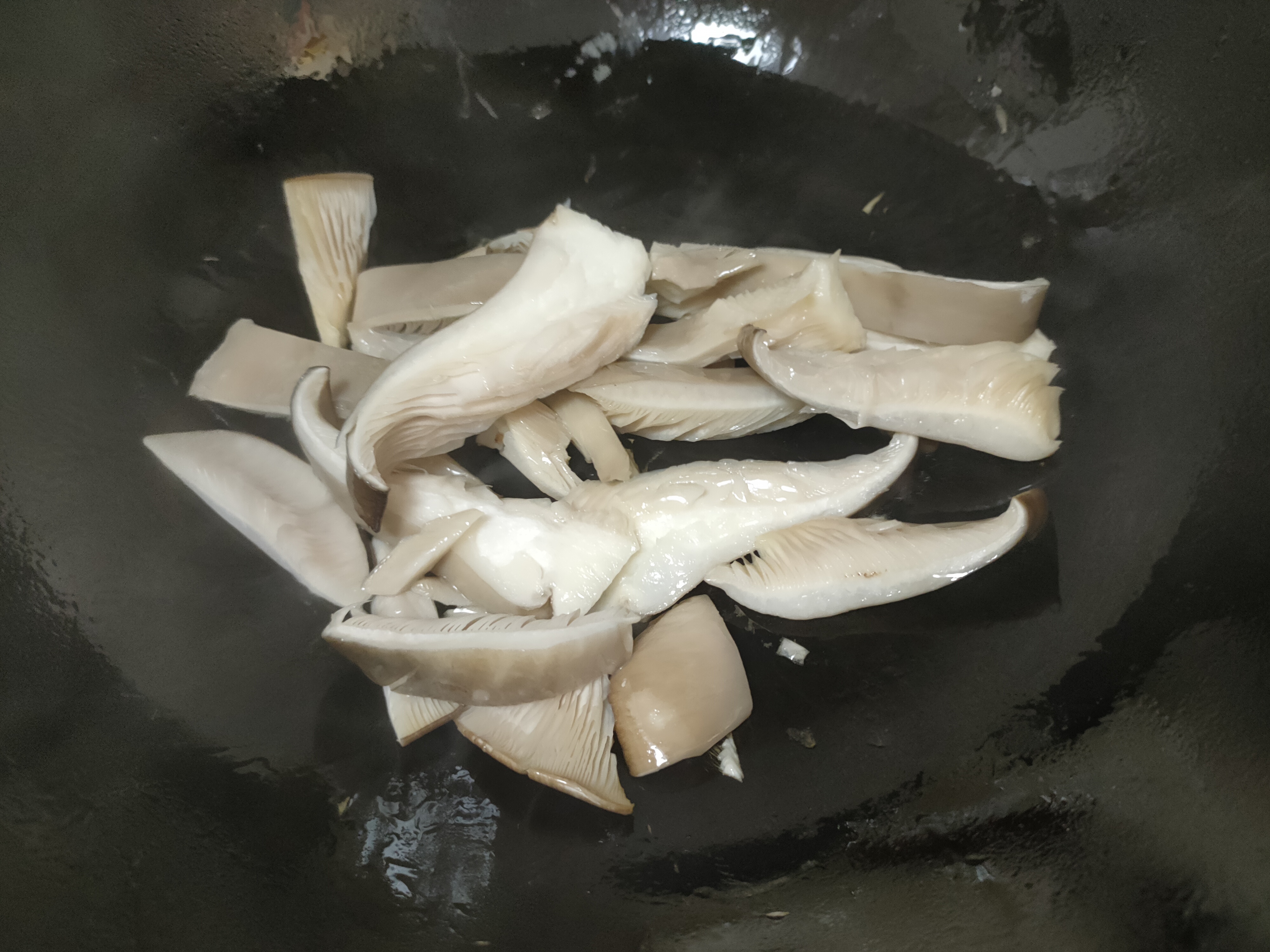 立夏过后，蘑菇和豆苗是绝配，简单烹饪营养高，清脆入味