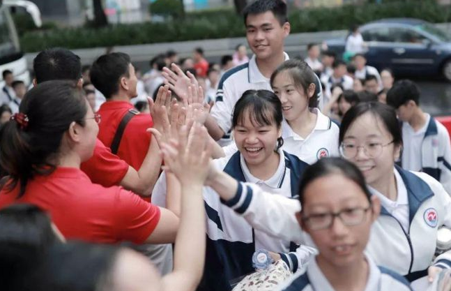 2所中央直属的二本大学，500分左右就有机会被录取，就业率也很高