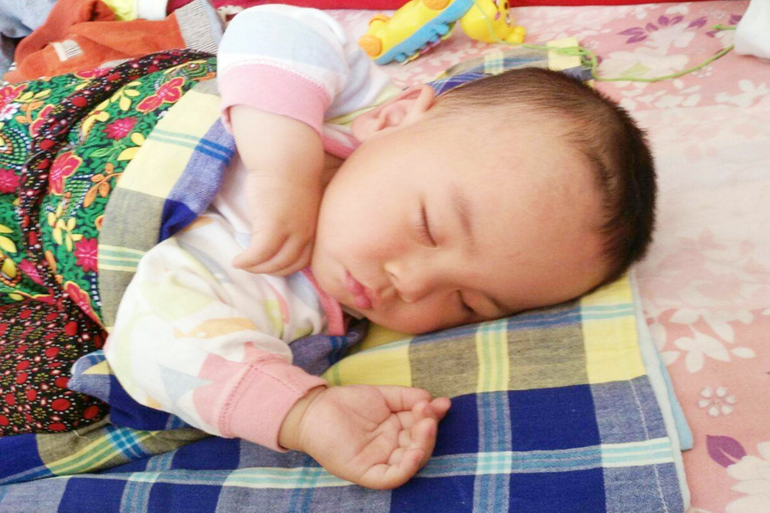 宝宝睡觉踢被子有原因，几个“苦衷”妈妈要知道，教你应对少烦恼