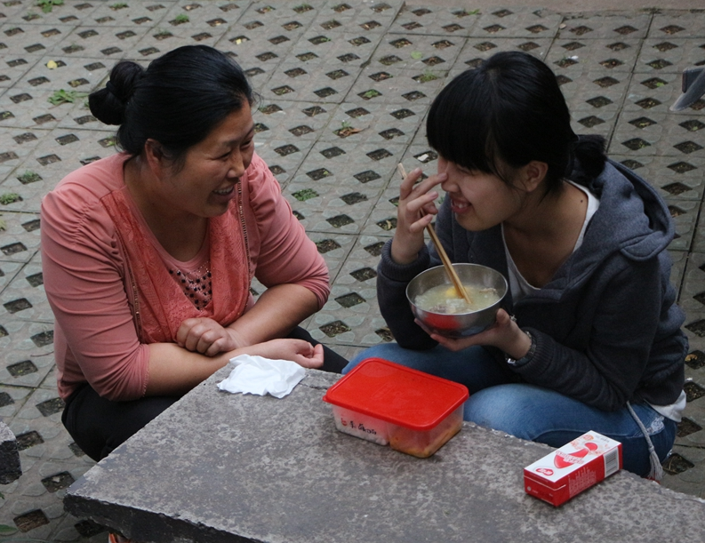 “家长送饭”成高中门口风景线，网友担心养成巨婴，家长回怼质疑