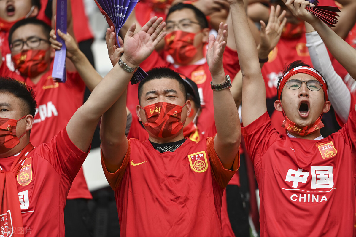 有了球迷唱国歌的鼓舞,中国女足在比赛中越踢越好,关键时刻又是王霜站