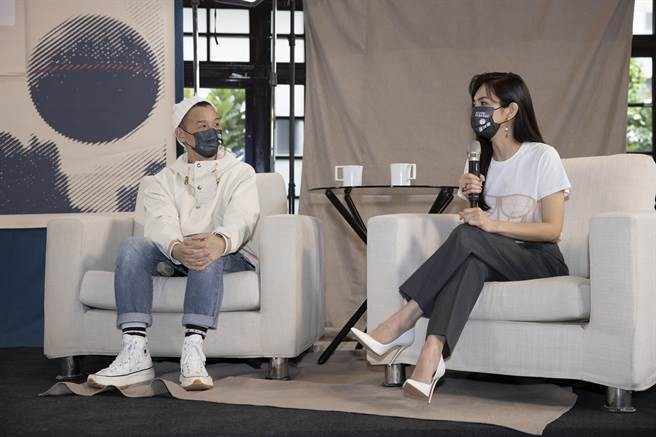 ella育儿观引争议，多次没穿衣服被4岁儿子看到，直言把他当朋友