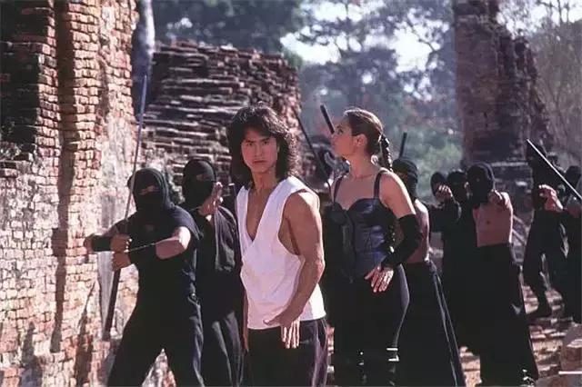 他是武术冠军功夫不输甄子丹，在香港没名气，在好莱坞却大放异彩