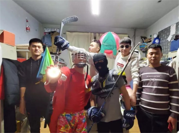 高科技打卡“监视”，导员花式查寝，大学生吐槽：住寝室是我不配