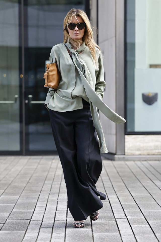 豆绿色配什么颜色好看豆绿色上衣配图