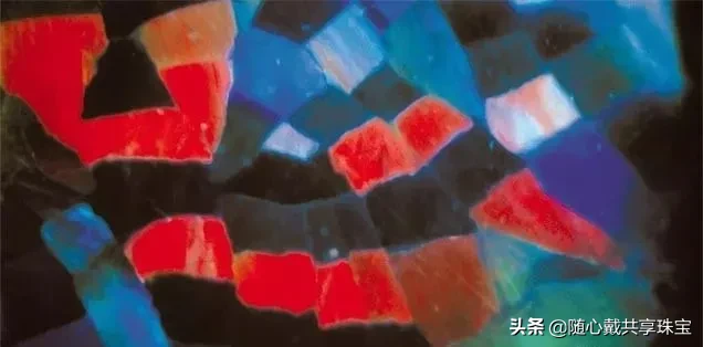 被誉为宝石中的“调色板”欧泊，不来pick一下吗？