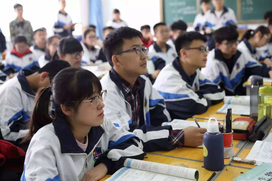 北京市高校综合实力排行，北京师大攻入前3，中国人大屈居第10