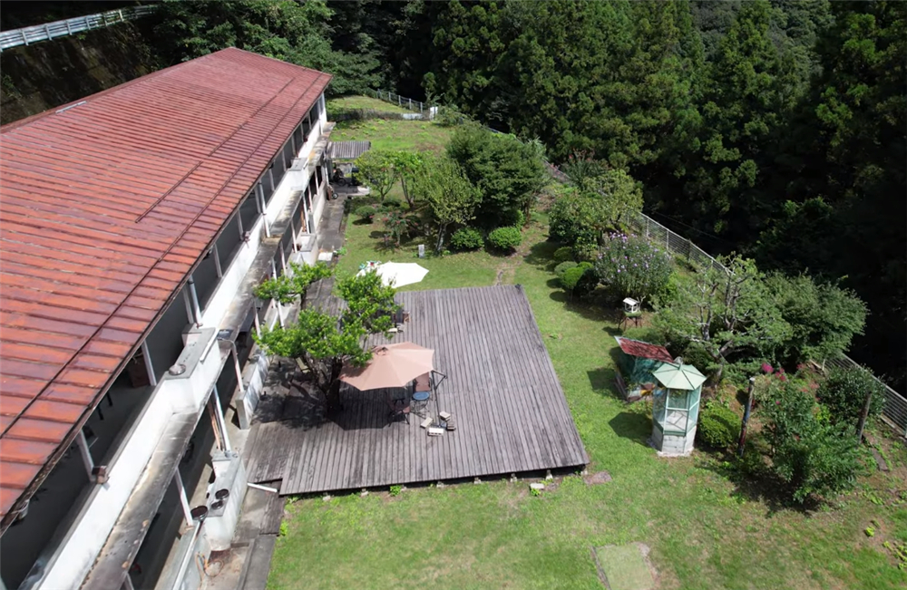 80后的他买下废弃学校，独居的日子一过就是7年，虽孤独却很自由