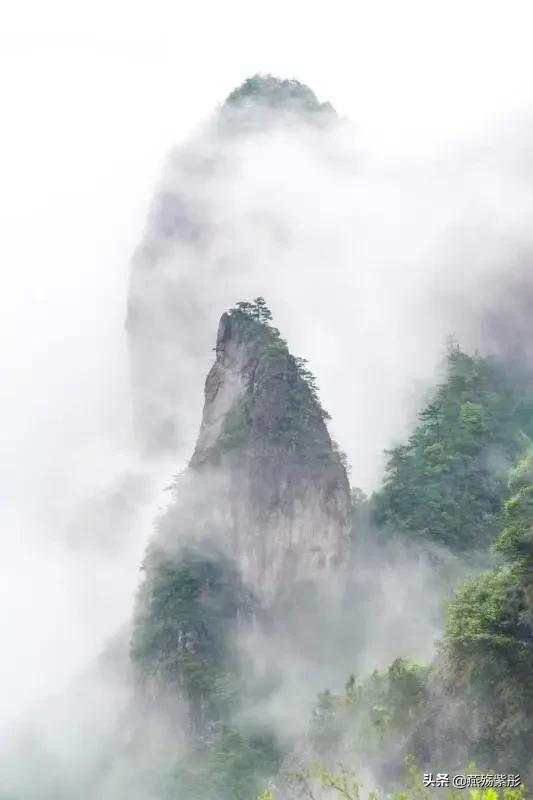 空山新雨后，景色分外娆，竹筏水上行，诗意盎然时，你心动了吗？