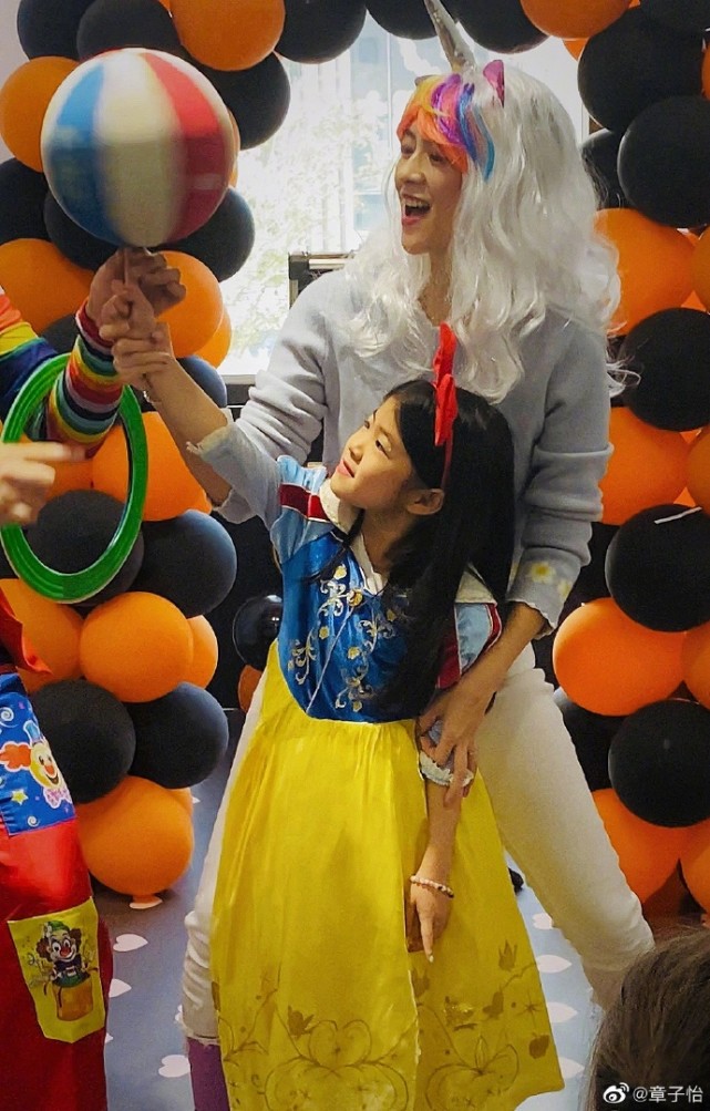 章子怡晒一家五口万圣节造型，儿子cos尼莫好可爱，名字首曝光