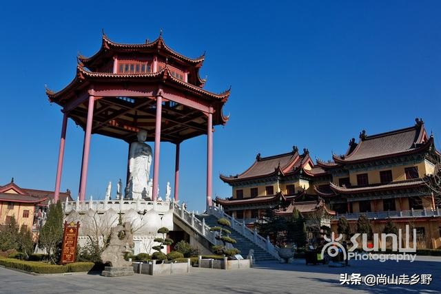 相传为唐僧出家之地，曾无故遭毁，现重建为北方最大净土宗寺院