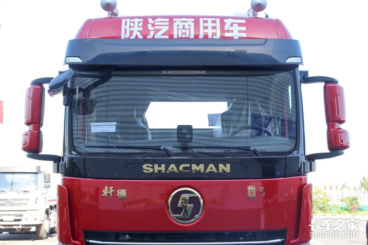 x12康机匹配法士特,1100l双油箱保证长续航,实拍轩德翼3牵引车