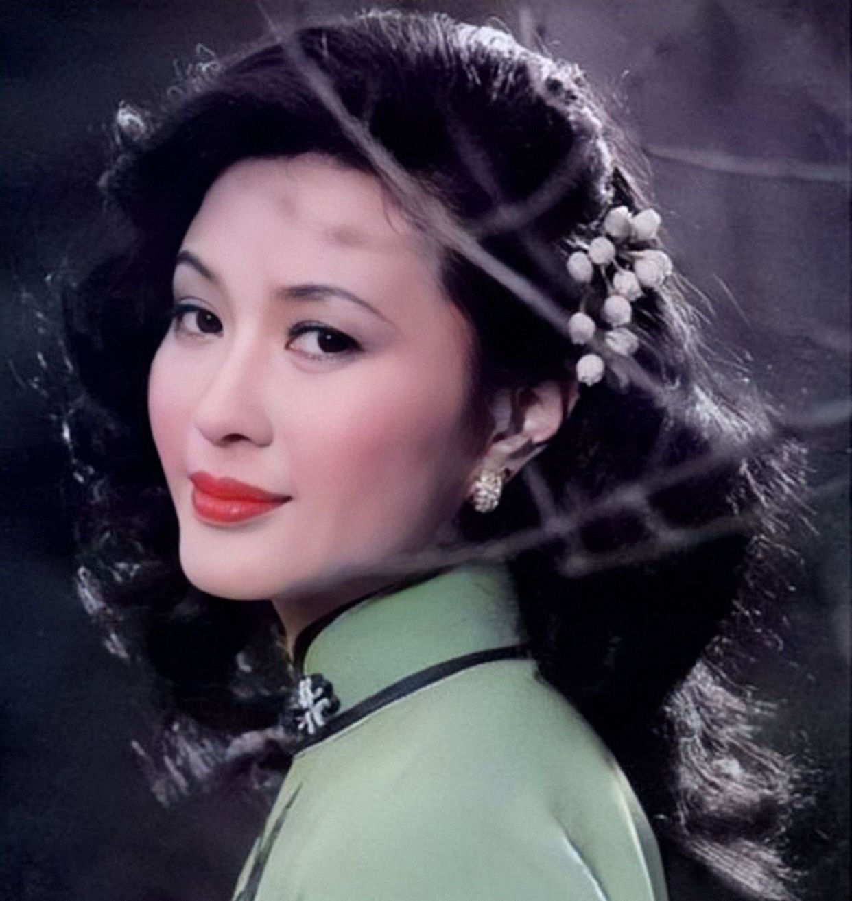 奔七年纪又美回来的方舒,让我明白:为什么有些奶奶烫卷发不老气