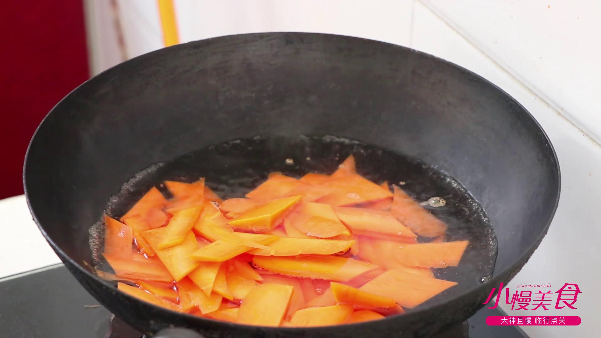 大厨教你清炒胡萝卜的家常做法，营养翻倍，味道太棒了