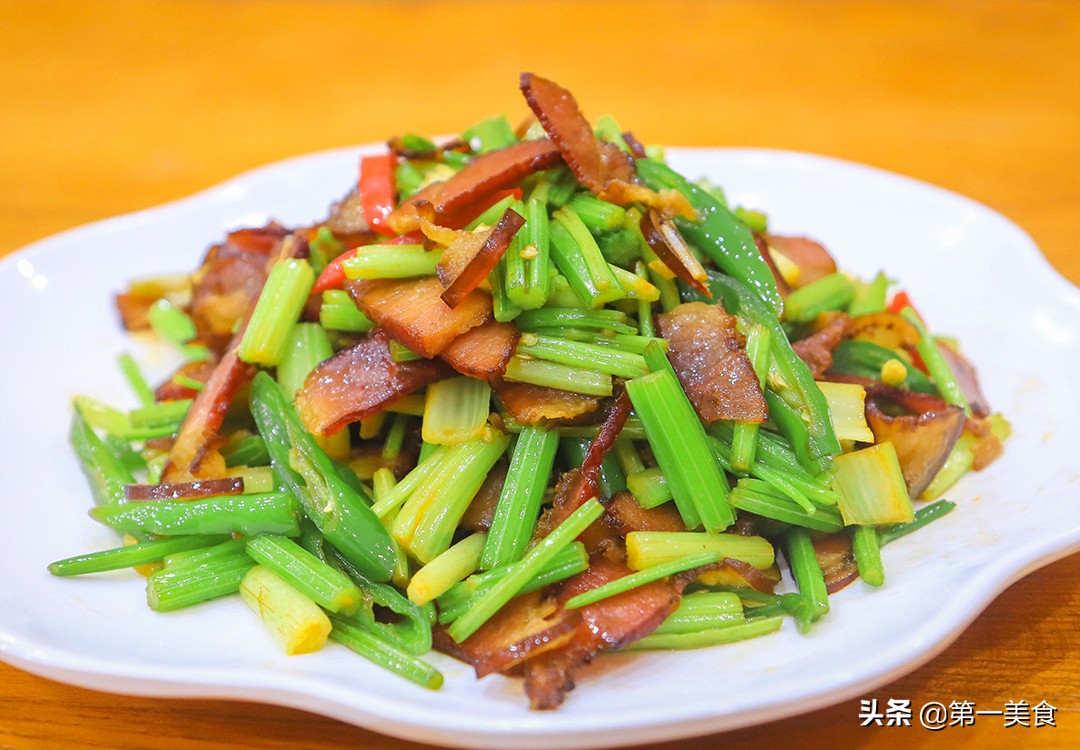 饭店的腊肉炒芹菜，为啥清脆不柴有嚼劲，厨师长告诉你关键在哪