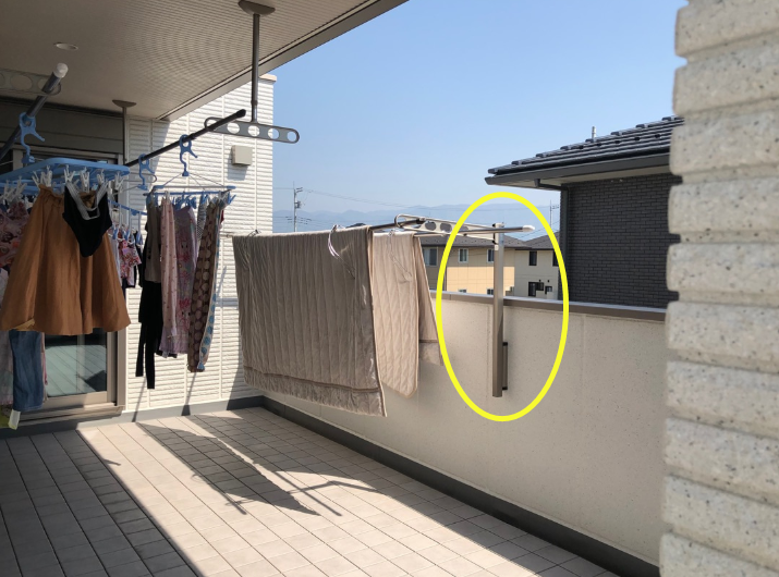 你家阳台没封，可以学日本这样装晾衣架：挂护栏上，不碍事又牢固