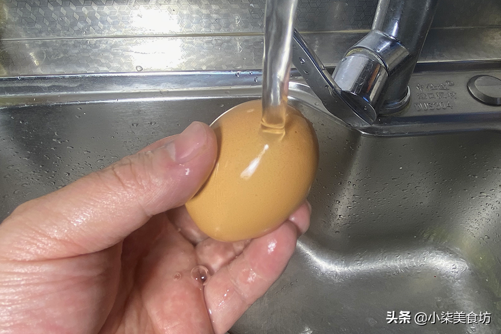 煮鸡蛋时，不能只用清水，多加2样东西，蛋壳好剥，蛋黄又香又嫩