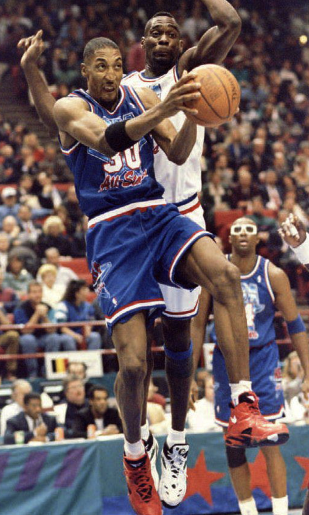 耐克哪些是nba明星穿过(NBA全明星经典球鞋推荐：1994年，皮蓬脚踏Nike Air Maestro出赛)