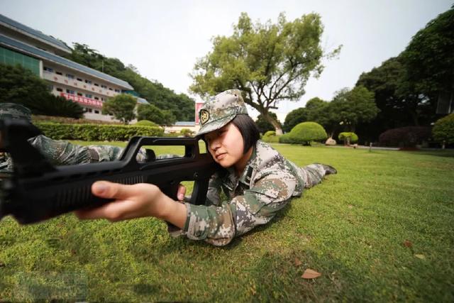 后来解放军也非常重视女兵的发展,不仅成立了女子特战队,而且还可以