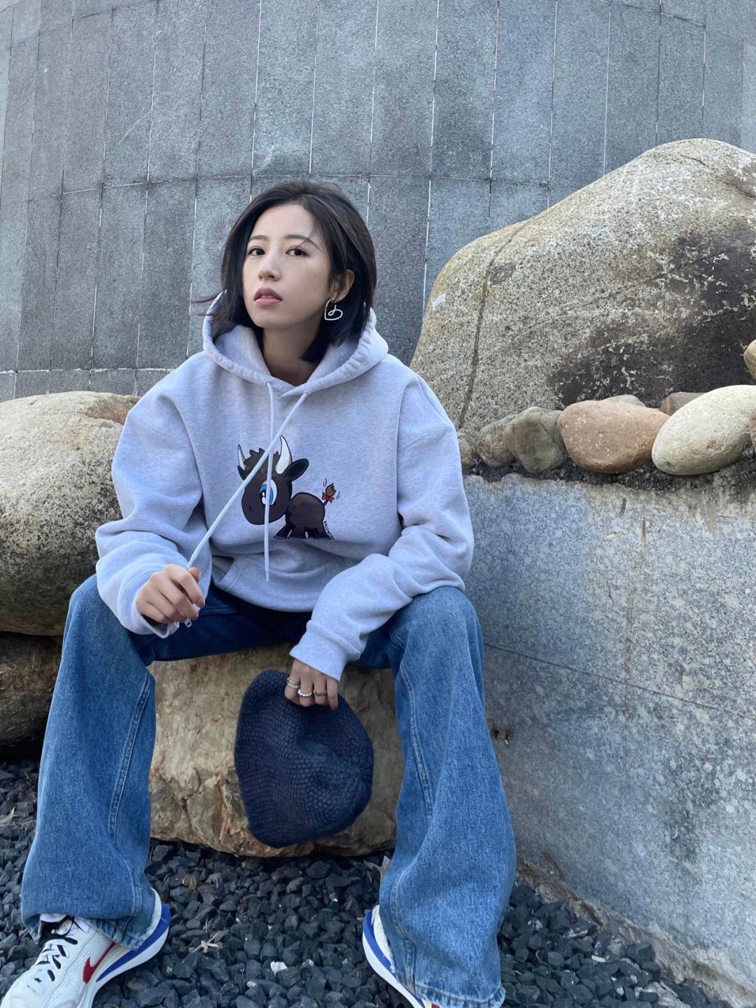 周雨彤日常私服更新,正红色卫衣搭配衬衣,精致的复古学院风