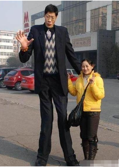 2米42中国第一巨人，结婚20年没孩子，1米6娇妻称：不方便