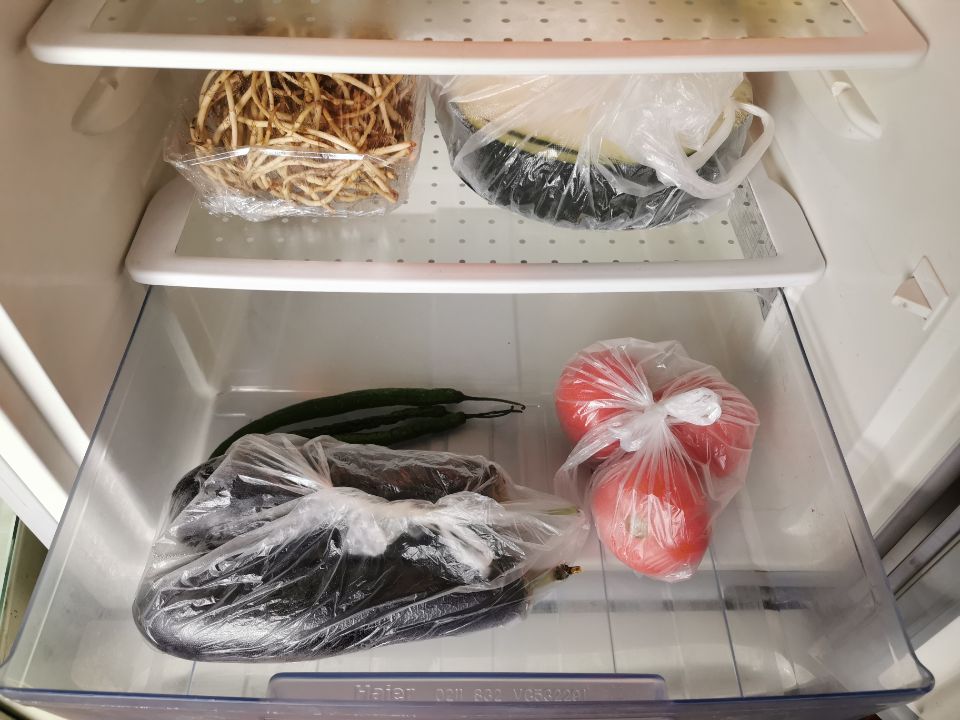 买菜回到家，别带着塑料袋放进冰箱