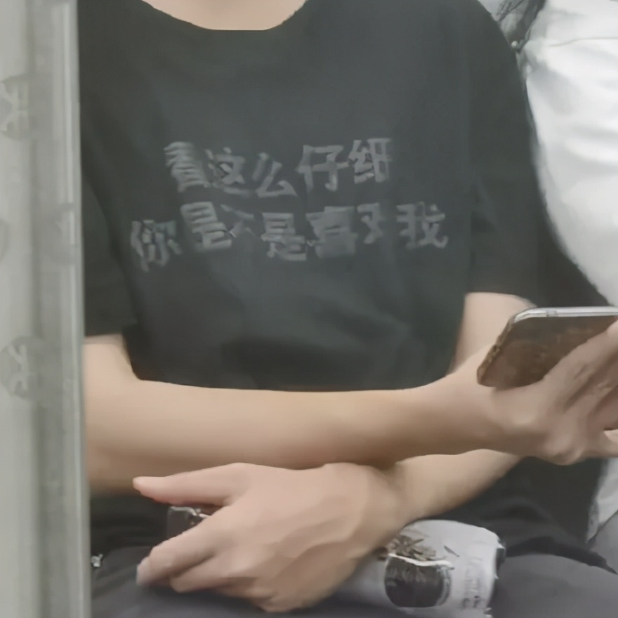 这些衣服的slogan不止酷，还有态度