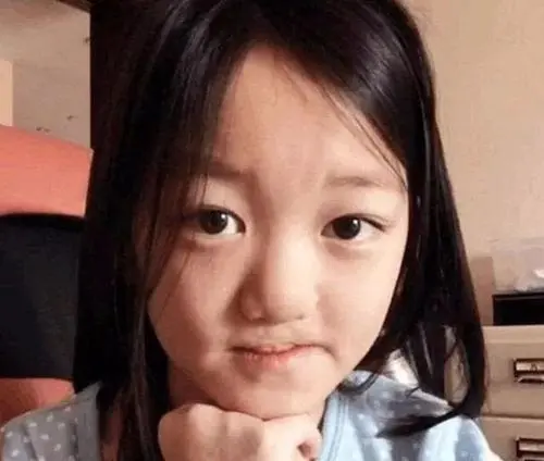 15岁李嫣与闺蜜聚会，穿短裤背心大秀好身材，疑穿辱华品牌引争议