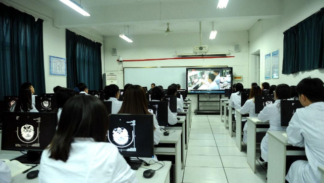 国内医学院前十名出炉，湘雅居然垫底，北京上海包揽前五