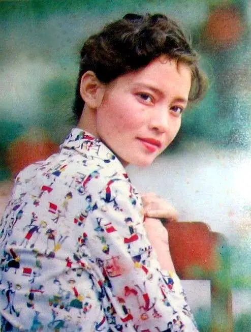 大二那年,导演刘琼到上戏选演员,长得好看又有文艺气质的潘虹被一眼看