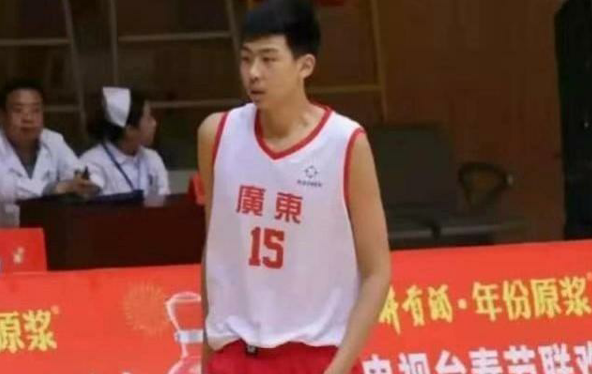 长大了哪个小孩能打cba(破格提拔！宏远16岁天才连跳两级入一队训练，可否接班易建联？)