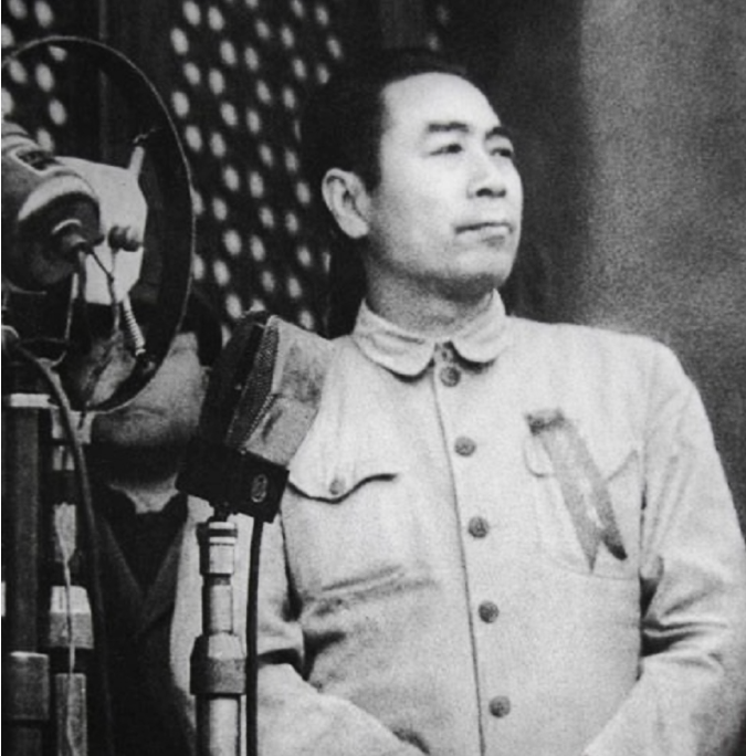 1942年，报童一不小心说漏嘴，周总理不顾劝阻急忙道：我要出院