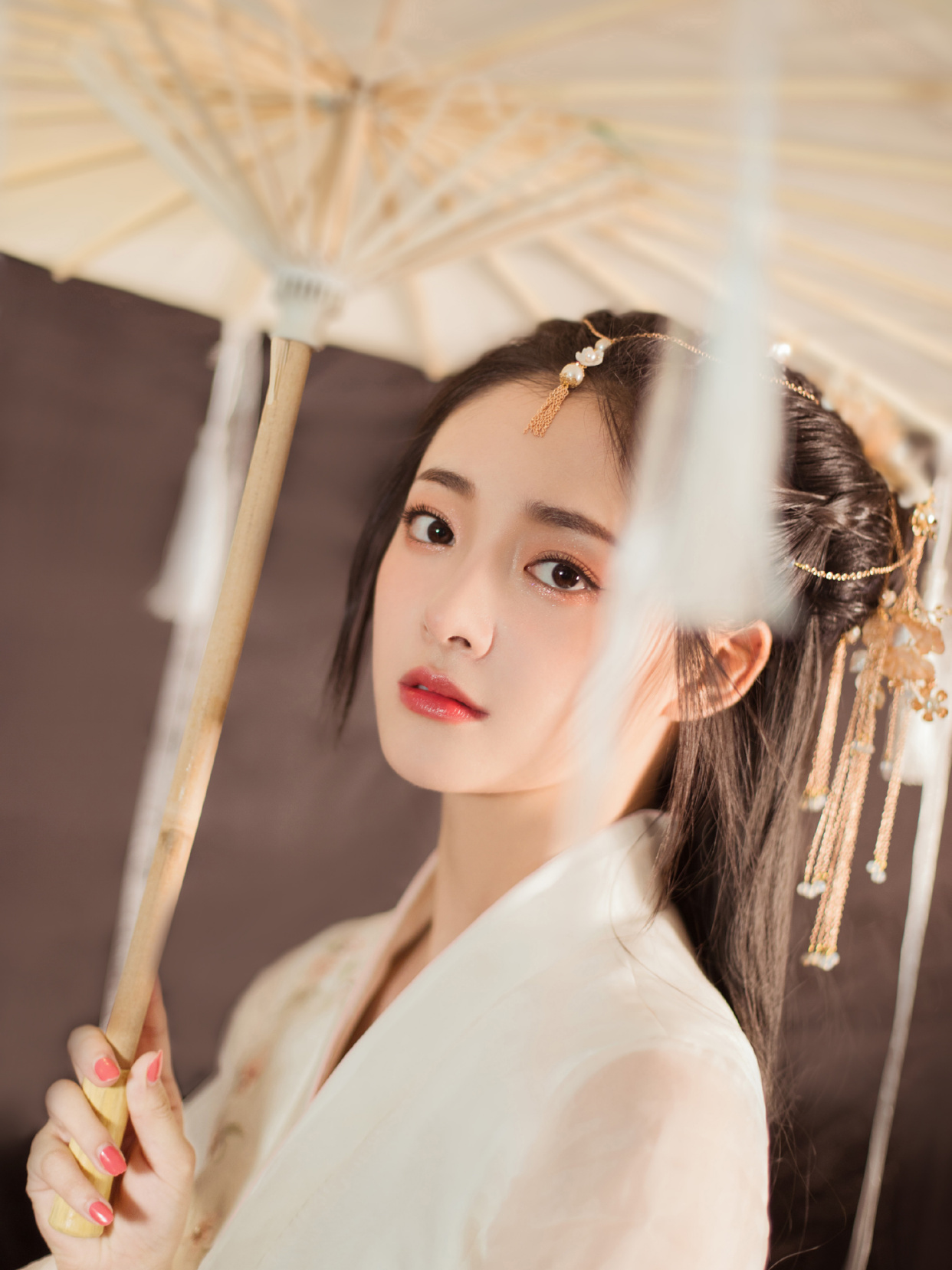 周洁琼不愧是"古典美人",一身古装尽显清冷气质,优雅又高贵