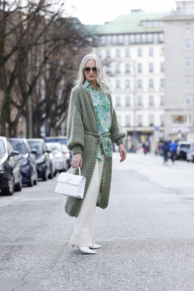 搭配d:线条硬朗的豆绿色穿搭皮质的工装风格上衣皮质的上衣能够给服装